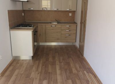 Areté real, Prenájom novostavby 2-izbového bytu s parkovacím miestom v priamom centre mesta Pezinok