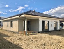 Na predaj 4i rodinný dom bungalov 122m2 v Rovinke kúsok od novovybudovaného nákupného centra, na pozemku 600 m2