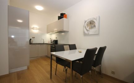 D+V real ponúka na prenájom: 2 izbový byt, Landererova ulica, Panorama city, Bratislava I, Staré Mesto, zariadený, parkovanie