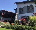 Nadštandardný 5-izbový rodinný dom s garážou, pozemok 663 m2 + prístrešok na autá, prekrytá terasa, záhradný domček, sauna / Kostolná - Záriečie