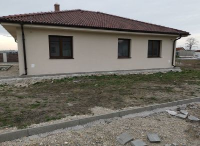 Pekný 4-izbový bungalov v novovybudovanej časti Dolného Baru v blízkosti Dunajskej Stredy