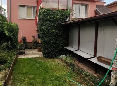 Priestranný 10-izbový rodinný dom s tromi samostatnými vstupmi vhodný pre podnikateľské účely