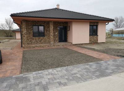 Tichá lokalita!4-izbový bungalov s pozemkom 800m2 dokončený na kľúč blízkosti hrádze