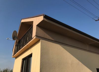 ARETÉ REAL - PREDAJ DVOJPODLAŽNEJ CELOROČNE OBÝVATEĽNEJ CHATY V ZÁHRADKÁRSKEJ OSADE VO VINOSADOCH