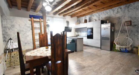 Dvojgeneračný rodinný dom 174 m2, pozemok  1198 m2, pivnica - Rajka