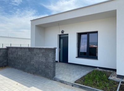 ARETÉ REAL - PREDAJ NOVOSTAVBY 3-IZBOVÉHO RODINNÉHO DOMU V RADOVEJ ZÁSTAVBE V SLOVENSKOM GROBE, ČASŤ MALÝ RAJ