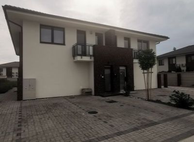 Výborný prízemný 3-izbový byt zhotovený na kľúč s kuchynskou linkou a záhradou na pozemku 476m2
