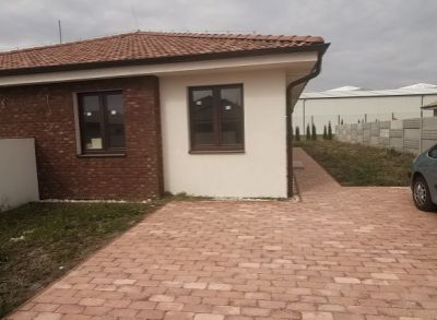 Kvalitný 4-izbový bungalov zhotovený na kľúč s kuchynskou linkou a oplotením