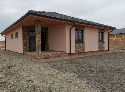 Priestranný 4-izbový bungalov s pozemkom 800m2 dokončený na kľúč v peknom prostredí obce
