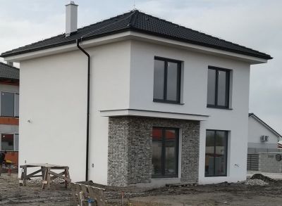 Kvalitné 5-izbové rodinné domy osadené na pekných pozemkoch-Lehnice-Sása
