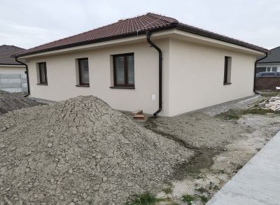 Posledný 4-izbový bungalov v novovybudovanej časti Dolného Baru v blízkosti Dunajskej Stredy