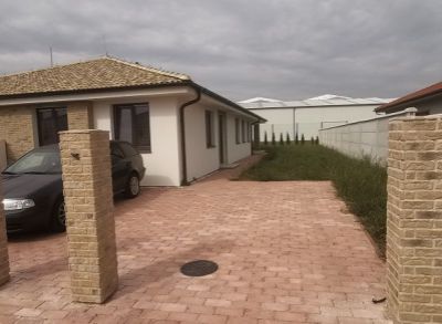 Kvalitný 4-izbový bungalov zhotovený na kľúč s kuchynskou linkou a oplotením-pravá dispozícia