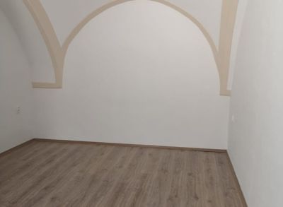 Areté real, Prenájom 54 m2 administratívneho priestoru s parkovacím miestom v priamom centre mesta Pezinok