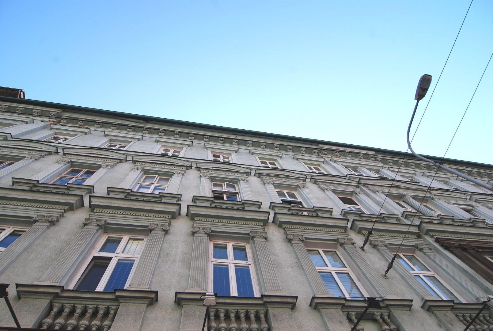 BOND REALITY – Prenájom priestranného 2 izbového tehlového bytu v Starom meste na Špitálskej ulici.
