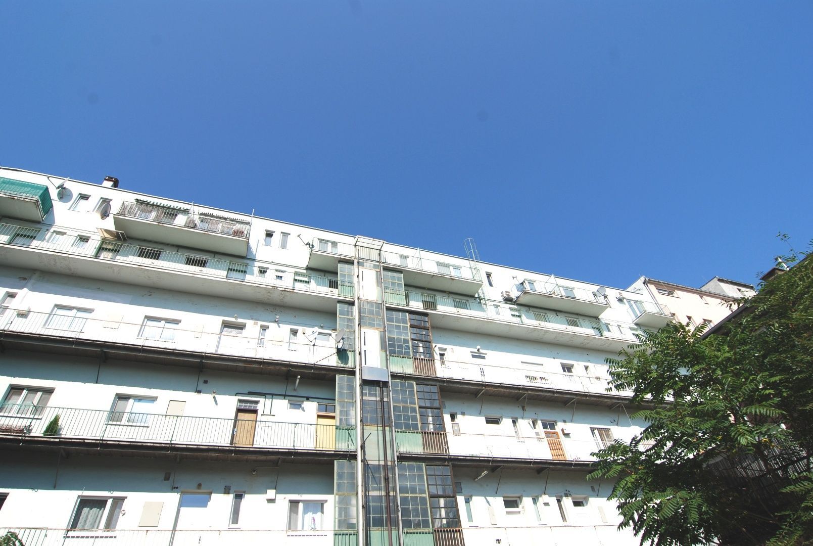BOND REALITY – Prenájom priestranného 2 izbového tehlového bytu v Starom meste na Špitálskej ulici.