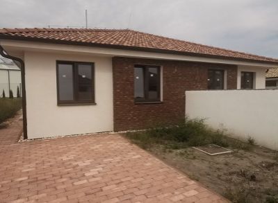 Kvalitný 4-izbový bungalov zhotovený na kľúč s kuchynskou linkou a oplotením