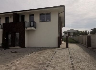 Výborný prízemný 3-izbový byt zhotovený na kľúč s kuchynskou linkou a záhradou na pozemku 476m2