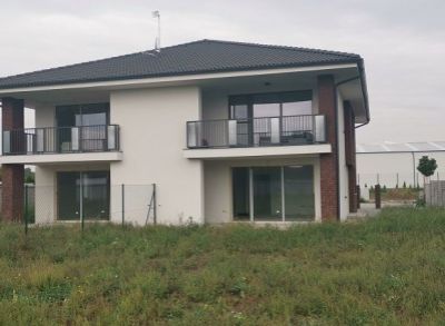 Výborný prízemný 3-izbový byt zhotovený na kľúč s kuchynskou linkou a záhradou na pozemku 430m2
