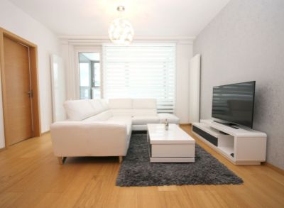 Na prenájom ponúkame 3 izbový byt v PANORAMA CITY na 7/33 poschodí s garážou. Offering for rent 3 rooms apartment on 7th/33 floor with garage.