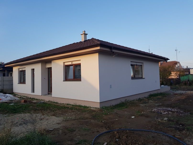 REALFINANC - 100% aktuálny! - Ponúkame na predaj 4 izbový RD Bungalov 130 m2, pozemok 563 v obci Boleráz !!!