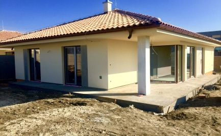 Novostavba krásneho 4 izbového samostatného bungalovu v centre obce Rovinky na Železničnej ul.PREDANÉ!