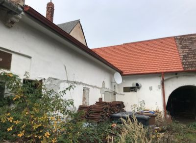 ARETÉ REAL - PREDAJ VINOHRADNÍCKEHO RODINNÉHO DOMU S ROZĽAHLOU ZÁHRADOU V PRIAMOM CENTRE PEZINKA, HOLUBYHO
