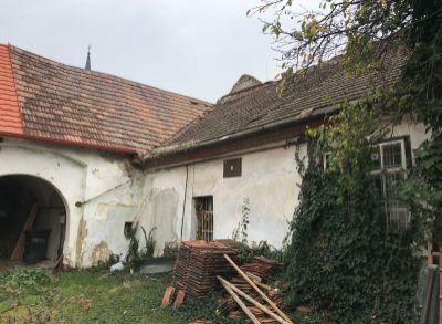ARETÉ REAL - PREDAJ RODINNÉHO DOMU S OBCHODNÝM PRIESTOROM S 830 m2 POZEMKOM V PRIAMOM CENTRE PEZINKA, HOLUBYHO