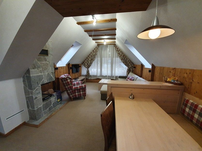 Ponúkame na predaj luxusný strešný apartmán v Tatranskej Lomnici, 135 m2.