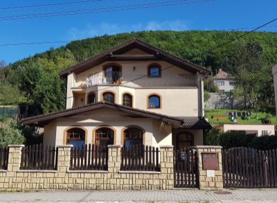 Ponúkame na predaj krásny rodinný dom v Trenčianskych Tepliciach.