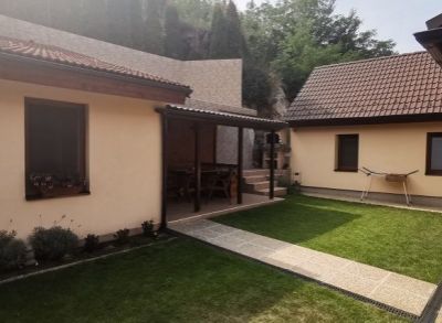 Moderne vybavený 4-izbový rodinný dom pod lesom v blízkosti hraníc s garážou a možnosťou dostavby druhého poschodia