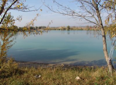Ponúkame na preda veľký 3 izbový rodinný dom vo Veľkom Bieli pri jazere s obchodným priestorom, NOVOSTAVBA