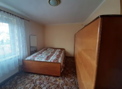 Na predaj 3 izbový byt v Trenčianskej Teplej murovaný s vlastným kúrením a pozemkom