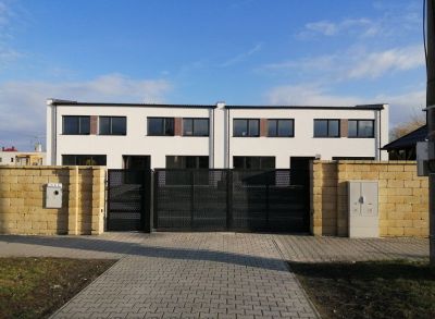 Výborné bývanie v 3-izbových rodinných domoch so samostatnými záhradami zhotovených na kľúč