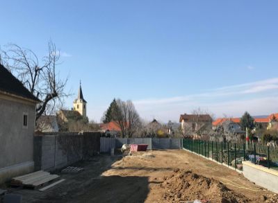 ARETÉ REAL - PREDAJ 881 m2 STAVEBNÉHO POZEMKU S PROJEKTOM NA MIERU V OBCI VINIČNÉ, BREZOVÁ