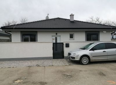 Teritoriálny 4-izbový rodinný dom s oplotením a orientáciou juho-východ