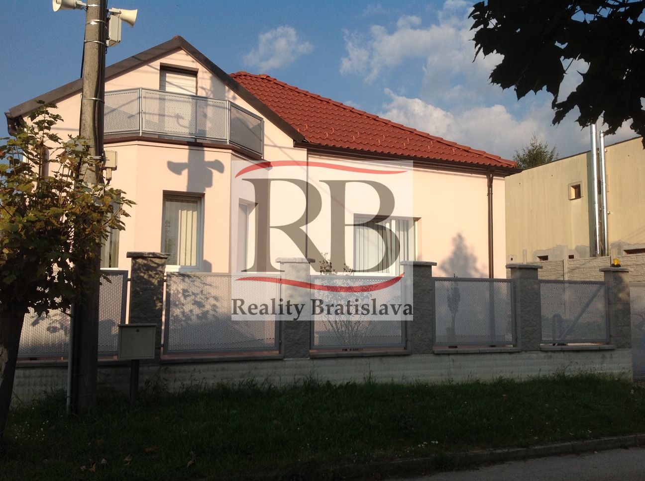 Rodinný dom-Prenájom-Bratislava - mestská časť Lamač-1500.00 €