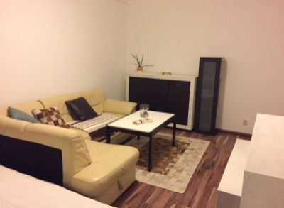 Ponúkame Vám na prenájom priestranný 1 izbový byt - 55m2 Bratislava Kadnárova ul.