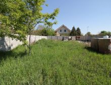 STAVEBNÝ POZEMOK 240 m2 na výstavbu RD, ulica Na piesku, Ružinov. Všetky IS priamo na pozemku - elektrika, verejný vodovod, kanalizácia, studňa. STAVEBNÉ POVOLENIE A PROJEKTOVÁ DOKUMENTÁCIA V CENE.