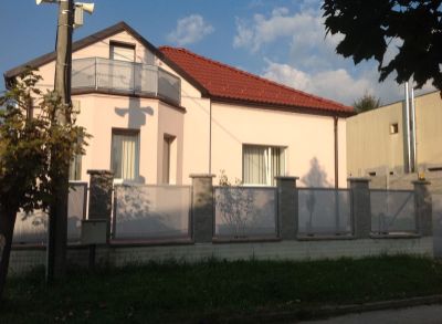 Ponúkam na dlhodobý prenájom:  - 4 izbový rodinný dom ( 150 m2 ) ktorý sa nachádza na ulici Segnáre v tichej oblasti Lamača (
