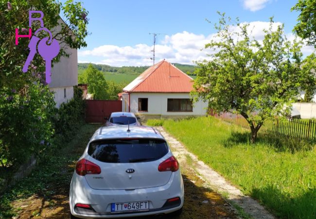 Na predaj rodinný dom v malebnej obci obklopenej Malými Karpatmi, Dobrá Voda, len 70 km od Bratislavy, vhodný aj na chalupárčenie.