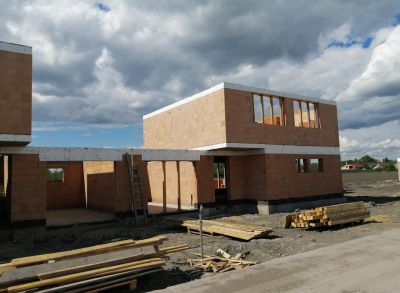 Priestranné 4-izbové domy s garážami na rozľahlých pozemkoch 514m2