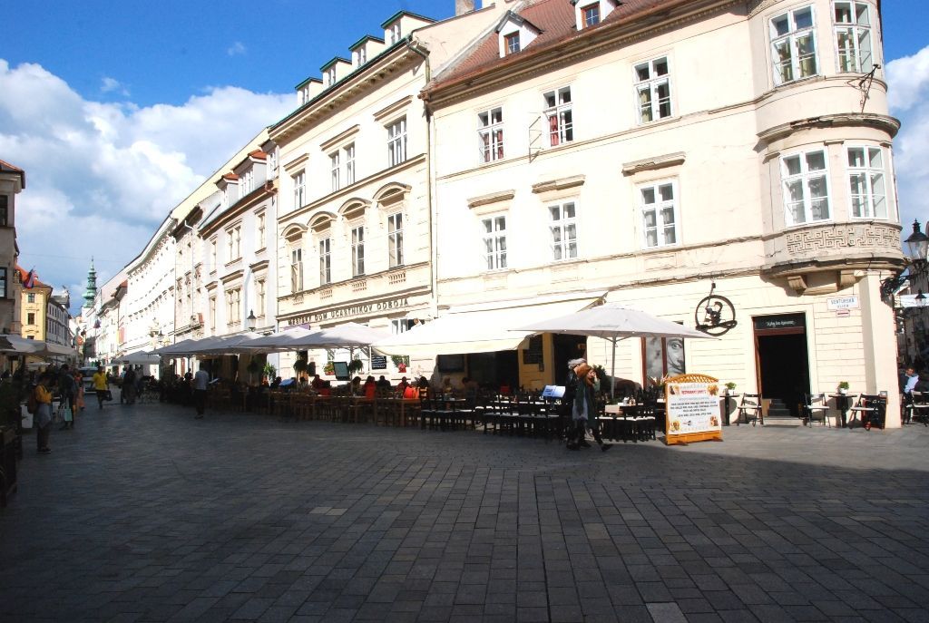 BOND REALITY – PRENÁJOM KOMPLETNE ZARIADENĚHO 3 IZB. BYTU, PRIAMO V HISTORICKOM CENTRE, VENTÚRSKA ULICA.