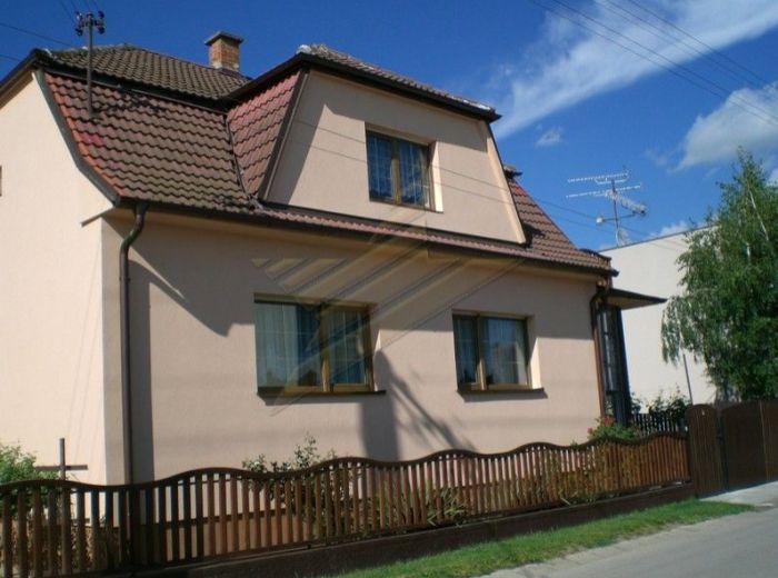 PREDANÉ - SLOVENSKÝ GROB, 4-i dom + 2-i dom, viac ako 160 m2 - pozemok 1 423 m2, dvojgaráž, priestranný pozemok, V KRÁSNOM A TICHOM VIDIECKOM PROSTREDÍ