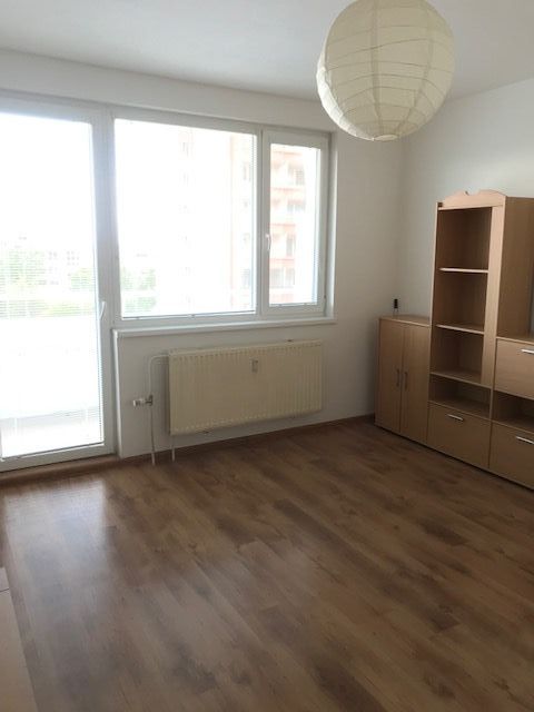 Garsónka 38m2, loggia, Jána Jonáša, Bratislava IV, 400,-e vrátane energií