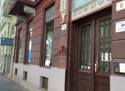 Ponúkame Vám na prenájom luxusný obchodný priestor na Námestí 1. Mája 8 v Bratislave, ktorý je vhodný ako predajna, butik alebo kancelária.