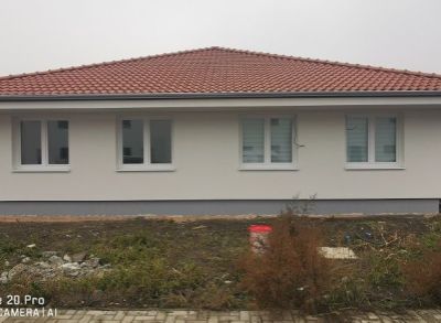 Skolaudovaný 3-izbový dvojbungalov dokončený na kľúč s oplotením