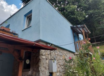 Areté real - !!!VÝRAZNÁ ZĽAVA!!! Predaj 4-izbovej murovanej chaty s terasou vhodnej na celoročné bývanie v krásnom lesnom prostredí v Pezinku, Kučišdorfská dolina