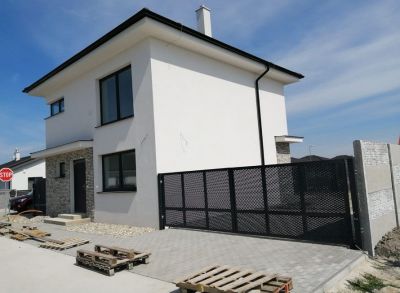 Dvojpodlažný 5-izbový rodinný dom s oplotením osadený na peknom pozemku