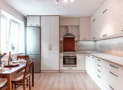 Kompletne zrekonštruovaný 2-izbový byt s francúzskym balkónom na zvýšenom prízemí