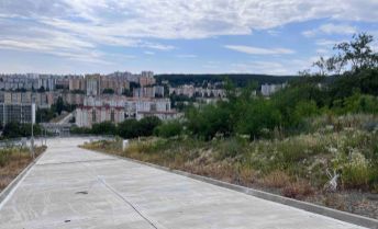 Stavebný pozemok 3.000 m² na 3 RD alebo mestské vily - kondomínium, Staré Grunty BA IV